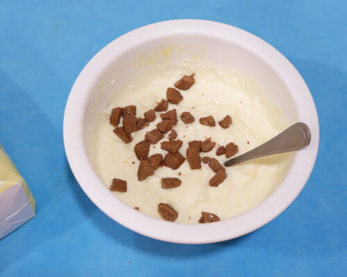 Добавляем в тесто кусочки шоколада