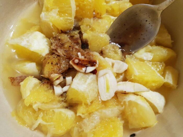 добавьте измельченный чеснок