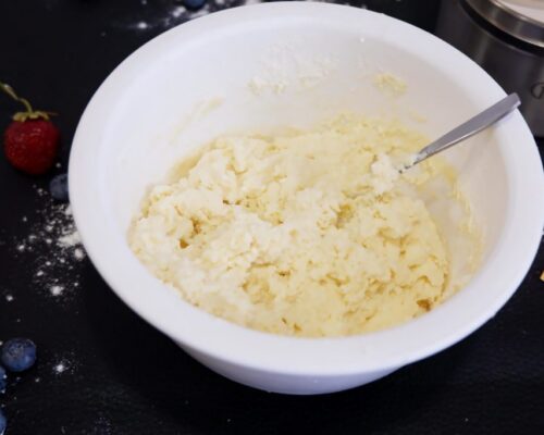 Берём небольшую порцию теста влажными руками