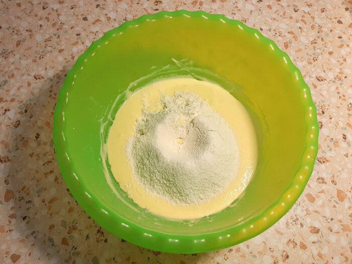 8 столовых ложек просеянной муки