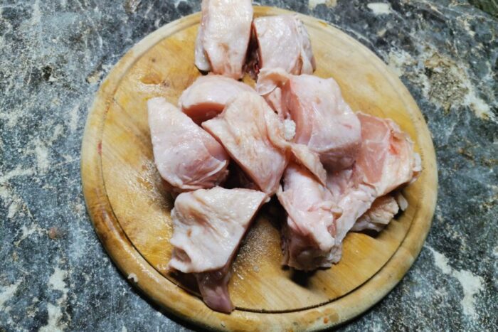 Нарезаем курицу
