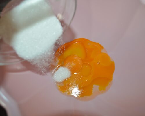 Then add the remaining 30 g of sugar