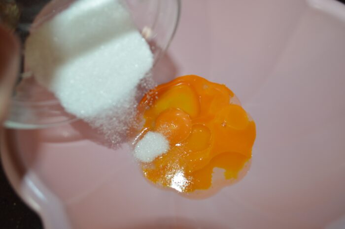 Then add the remaining 30 g of sugar