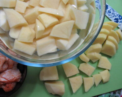 Очистим от кожуры картофельные клубни