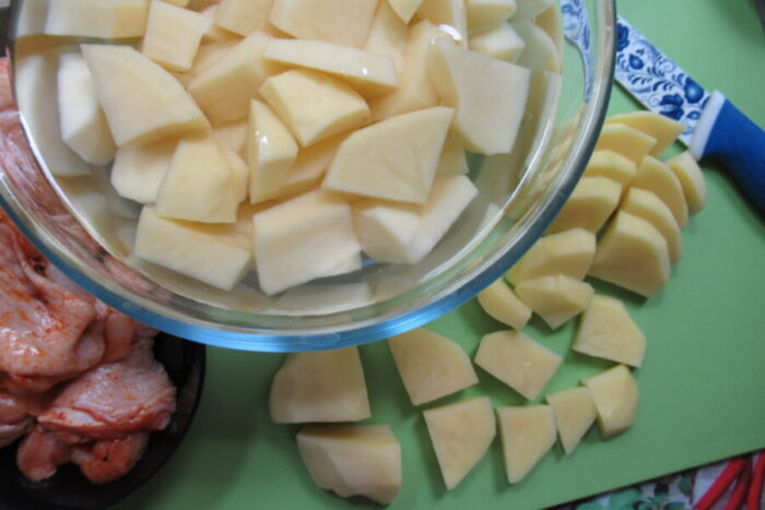 Очистим от кожуры картофельные клубни