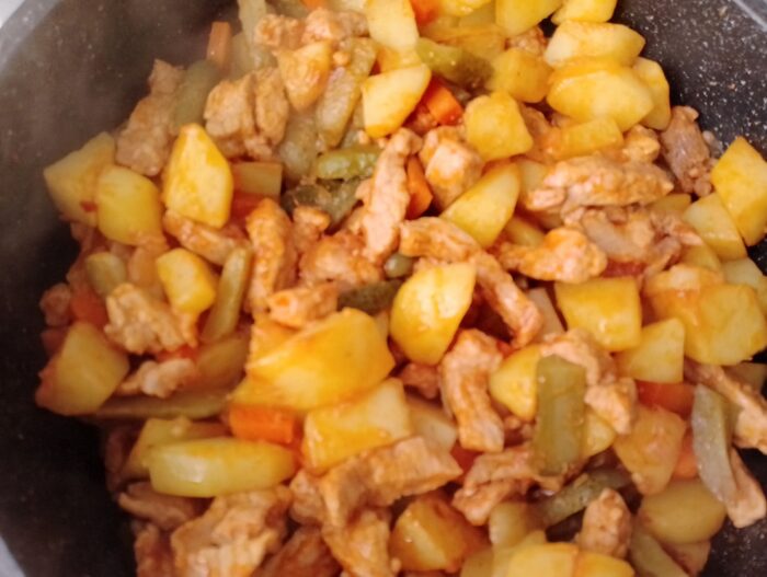 Transferati cartofii prajiti la carne