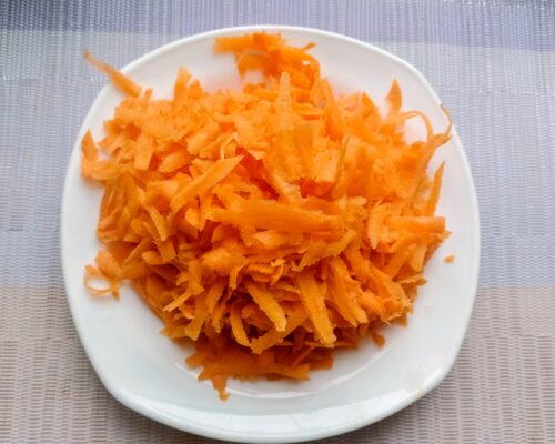 Radeti morcovul pe razatoare