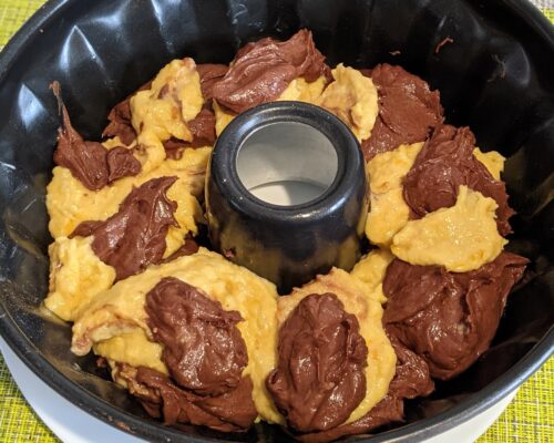 Distribute the dough in the pan