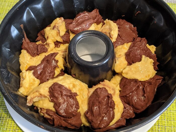 Distribute the dough in the pan