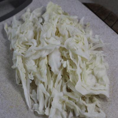 Также всыпать измельченную соломкой капусту