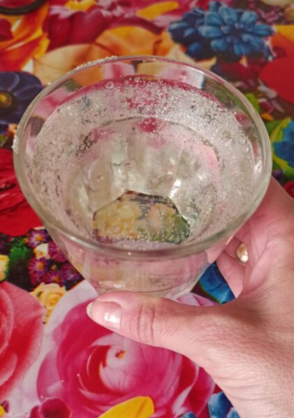 в кастрюльку наливаем стакан минеральной воды