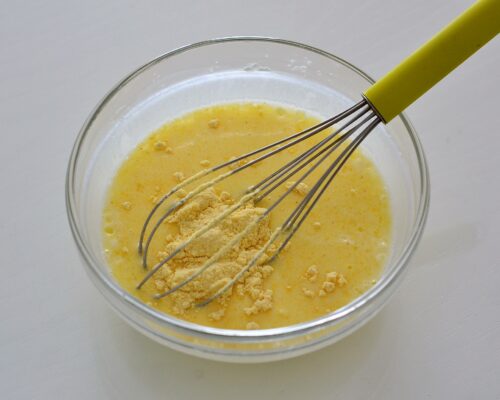 Добавляем просеянную кукурузную муку