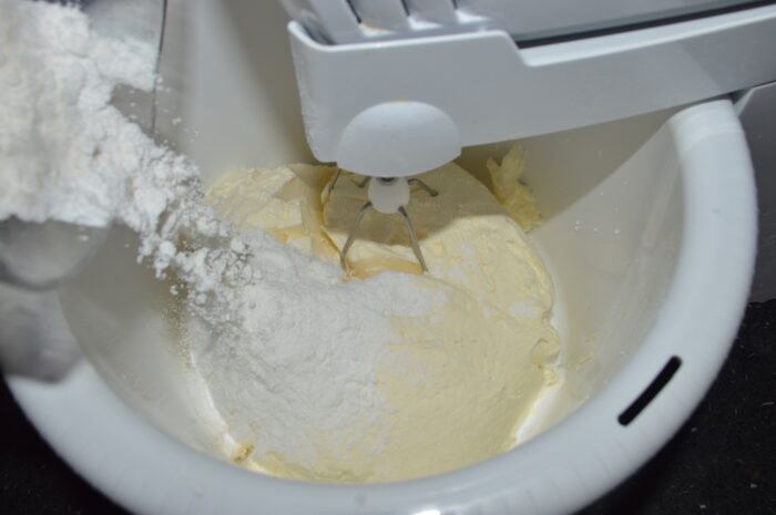 put the cream in a bowl and add the powdered sugar