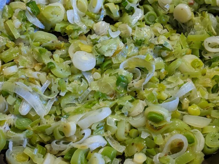 Яйцо смешиваем со сметаной