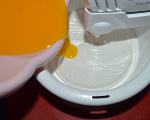 Verser le mélange de jaunes d’œufs