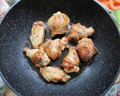 Выложим части курицы в раскаленную сковороду