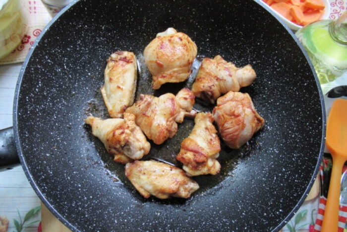 Выложим части курицы в раскаленную сковороду