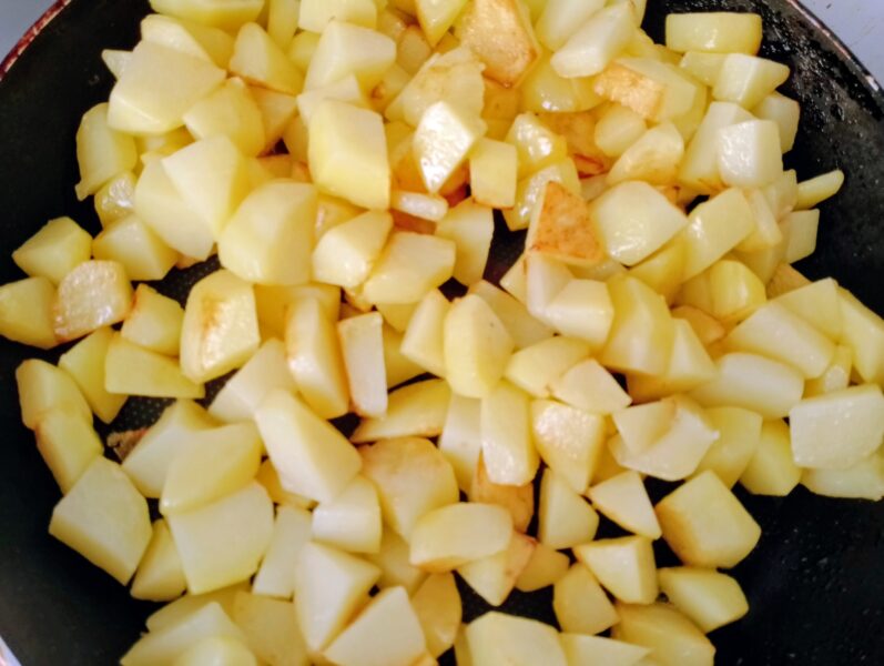 prajiti cartofii pana se rumenesc