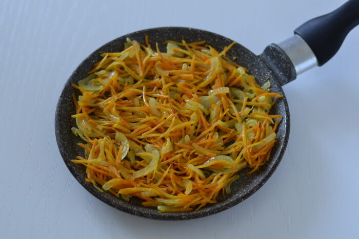 Set the pan aside and let the fried vegetables cool