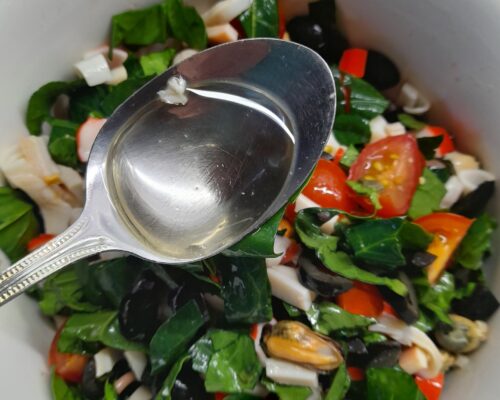 Stropiti salata cu un amestec de uleiuri