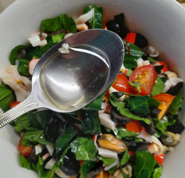 Stropiti salata cu un amestec de uleiuri