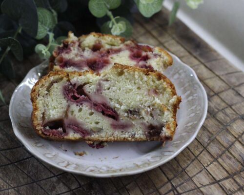 Вкусный кекс с шоколадом и клубникой готов