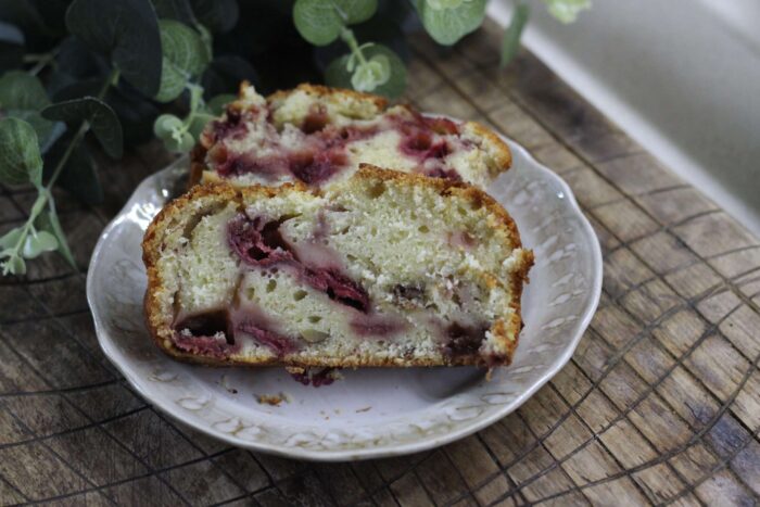 Вкусный кекс с шоколадом и клубникой готов