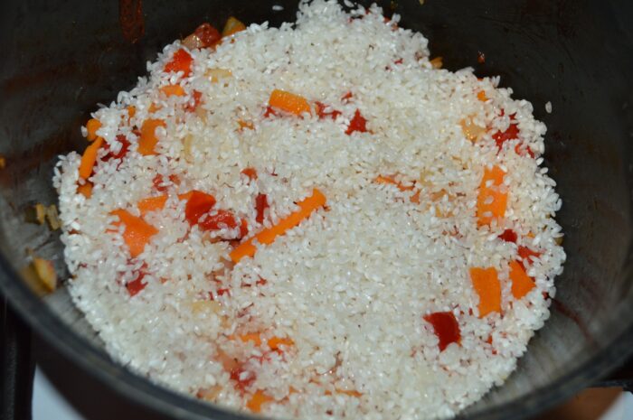 Adaugati orezul peste legume