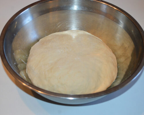 Former une boule avec la pâte et la transférer dans un bol
