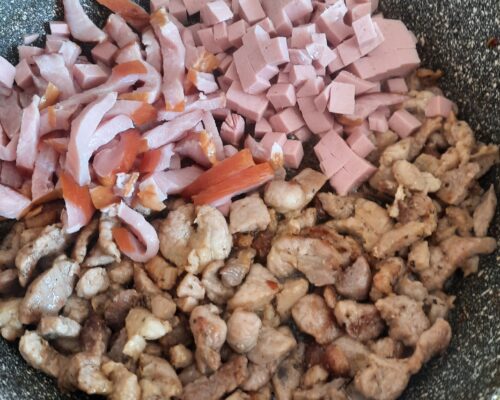 на сковородку добавляем измельченные колбаску