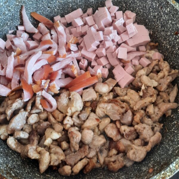 на сковородку добавляем измельченные колбаску