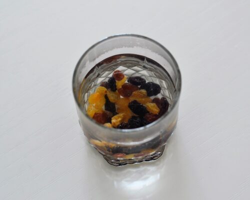 Изюм заливаем кипятком