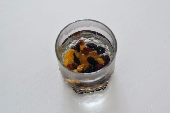 Изюм заливаем кипятком