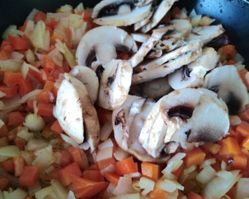 Шампиньоны нарезаются в произвольном порядке