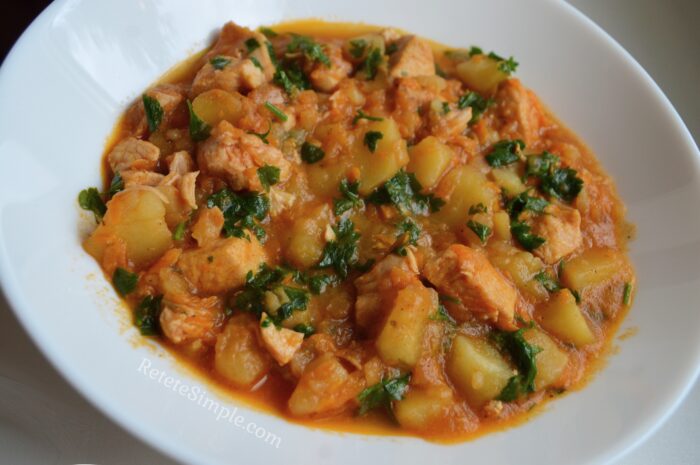 Cartofii scazuti cu carne sunt gata