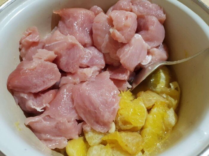 Добавьте мясо к апельсинам