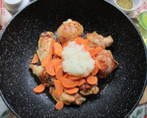 Добавим к мясной основе лук с морковью