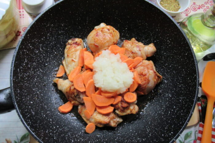 Добавим к мясной основе лук с морковью