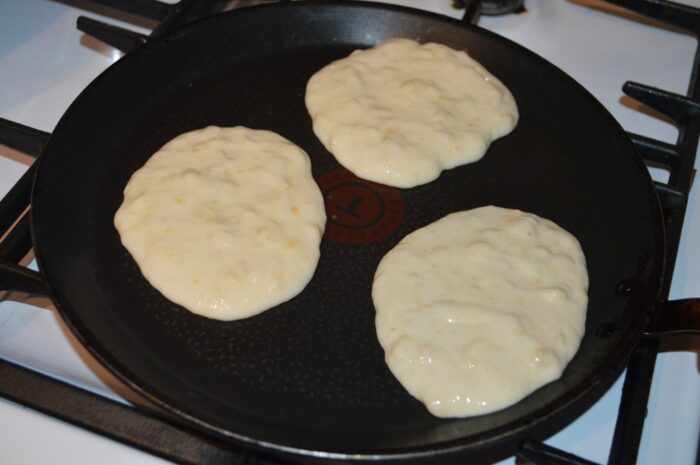 Puneti cate un pic de aluat in tigaie