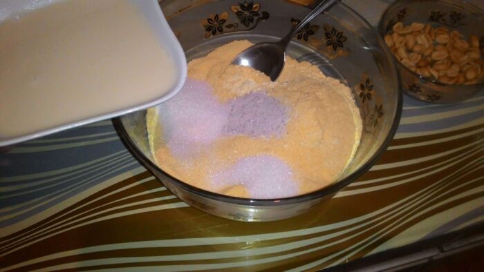 Пересыпаю муку в миску