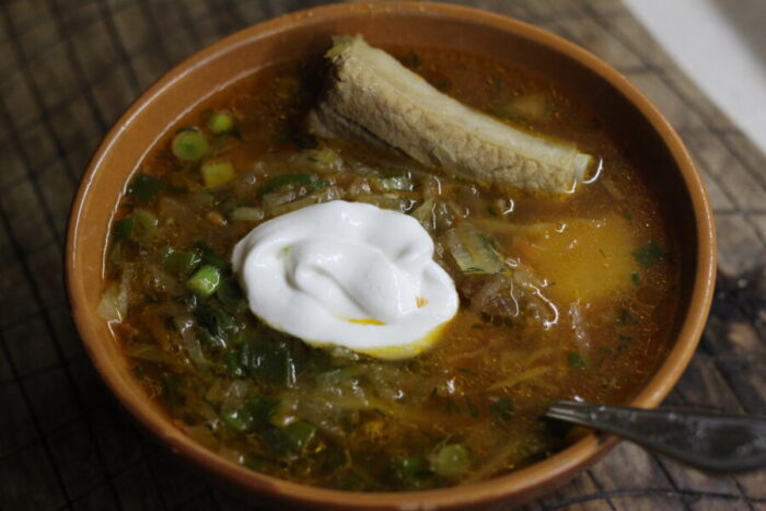 Вкусный и ароматный борщ с ребрышками готов