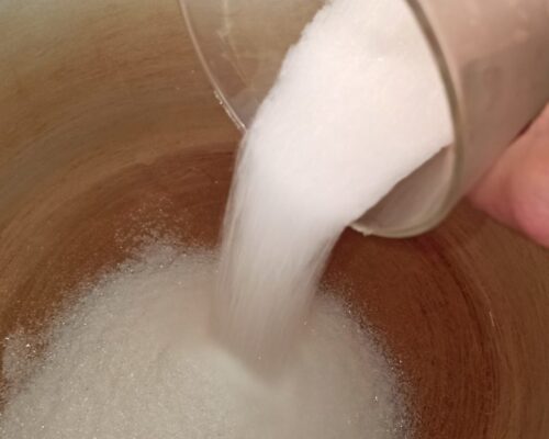 Потом высыпаем в воду большой стакан сахара