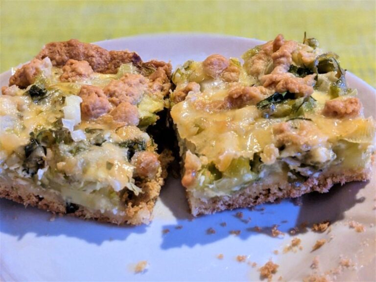 Открытый луковый пирог с сыром