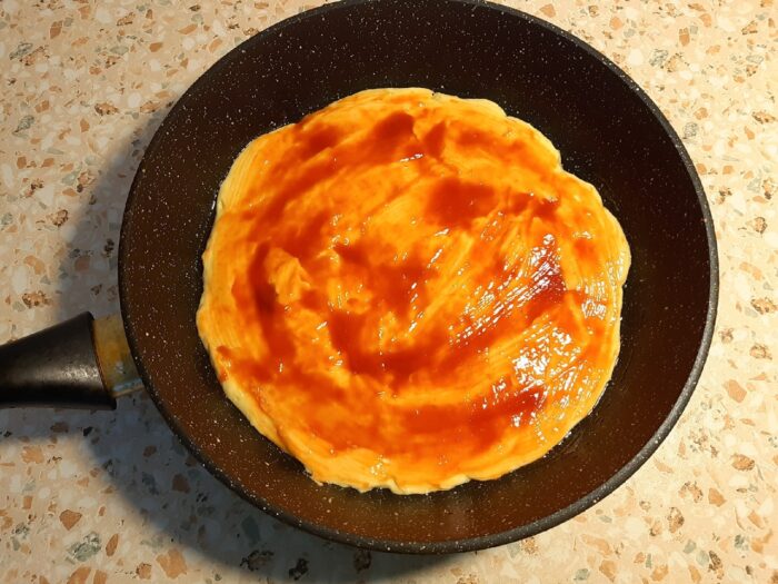 Смазываем верх теста кетчупом