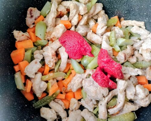 Adaugati castravetii in tigaie