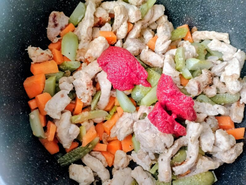 Adaugati castravetii in tigaie