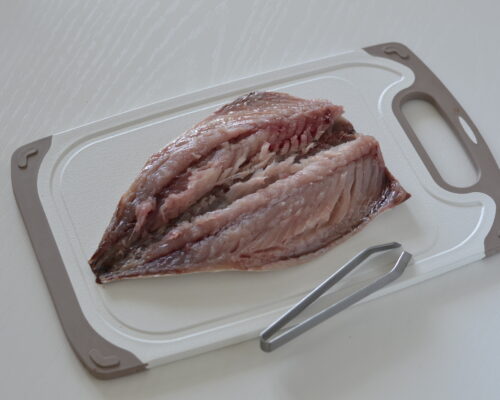 Cut off the fins and head of the mackerel