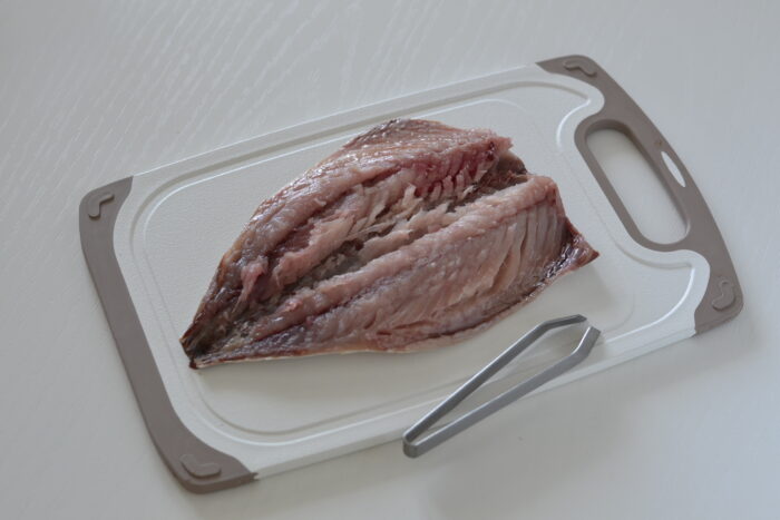 Cut off the fins and head of the mackerel