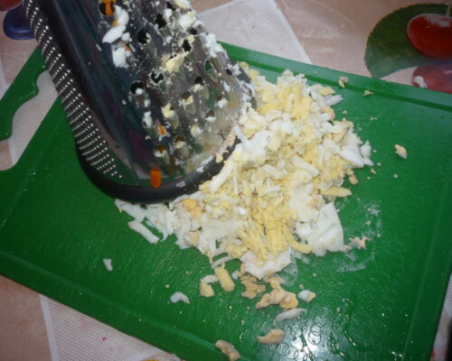 натираем через крупную терку