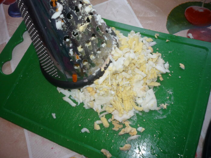 натираем через крупную терку